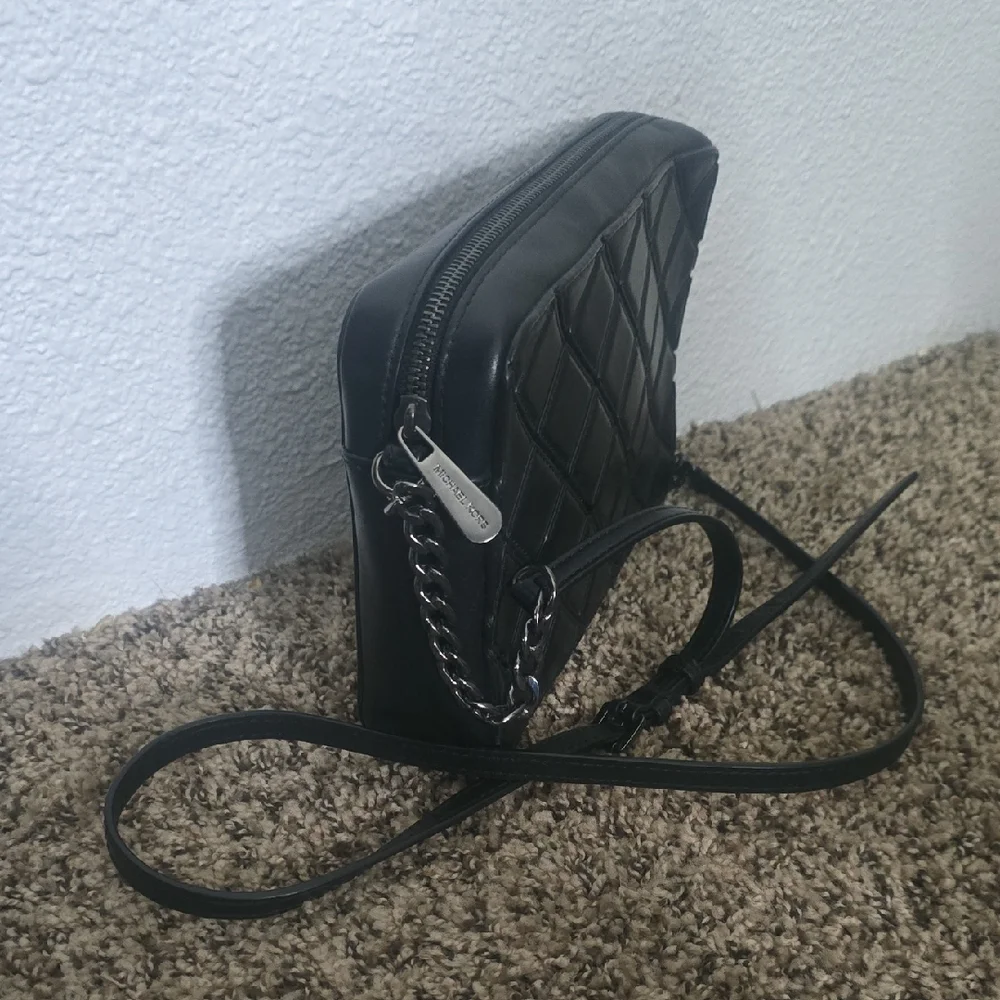 Michael Kors Black Diamond Quilted Crossbody Bag W/ Gunmetal Hardware (EUC)🩶🖤 - Picture 9 of 13